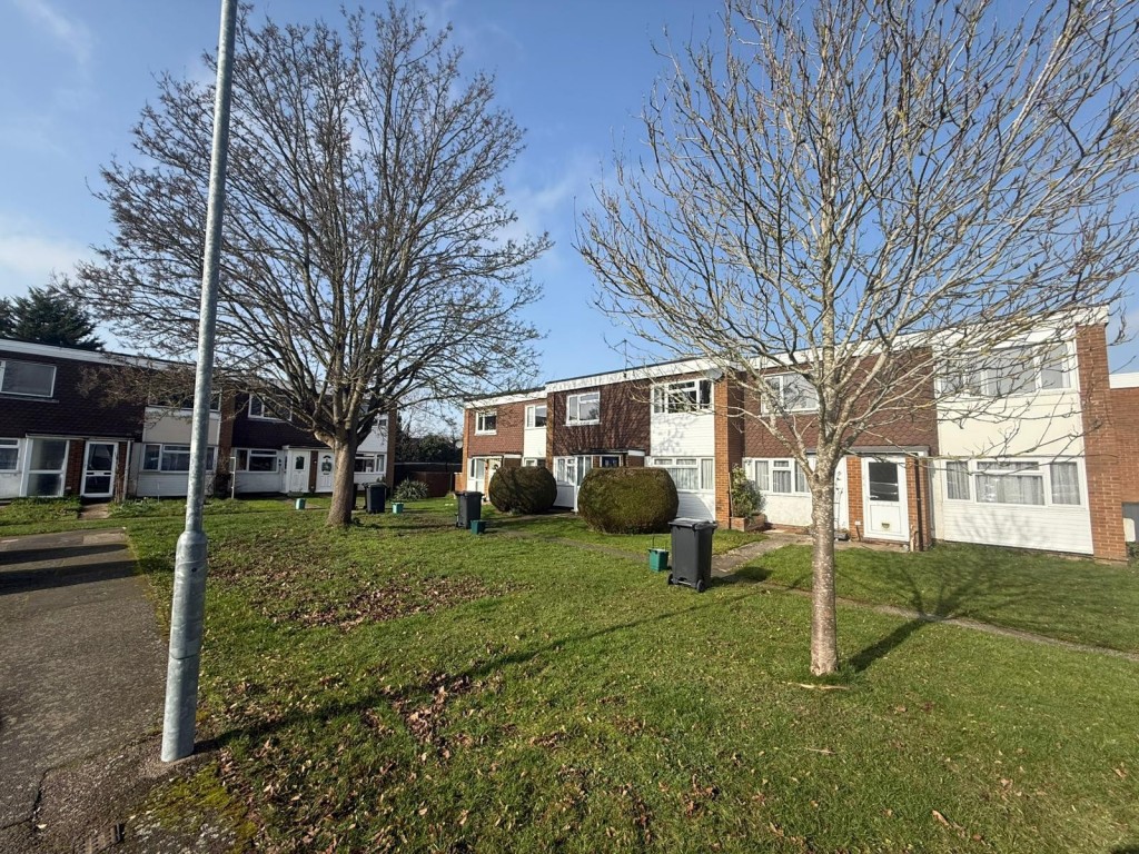 Lot: 17 - FREEHOLD GROUND RENT INVESTMENT - View of maisonettes from Carrington Place